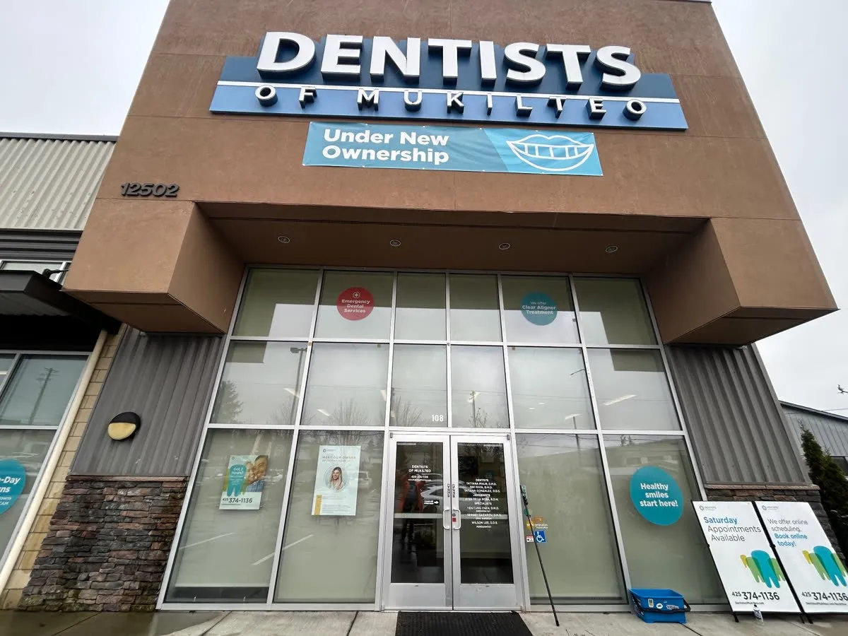 Dentists of Mukilteo storefront with professionally cleaned windows